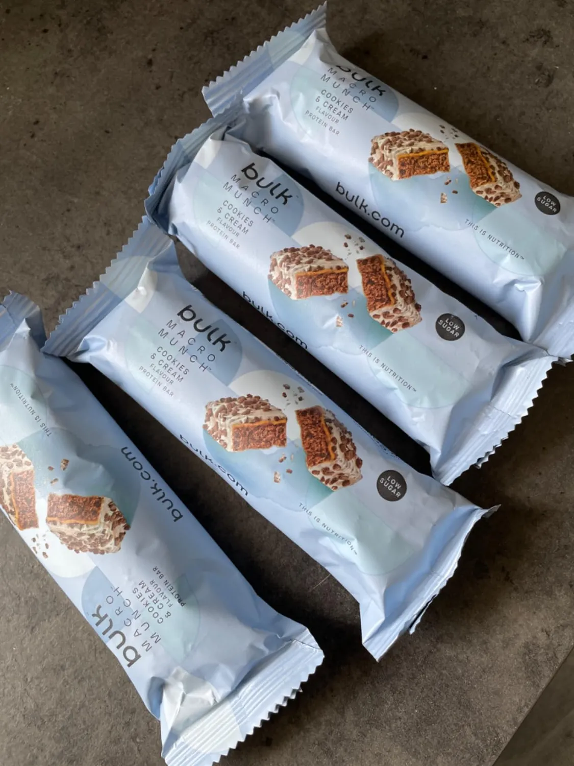 BULK Macro Munch Barre protéinée Biscuit et crème 62 g, riche en fibres